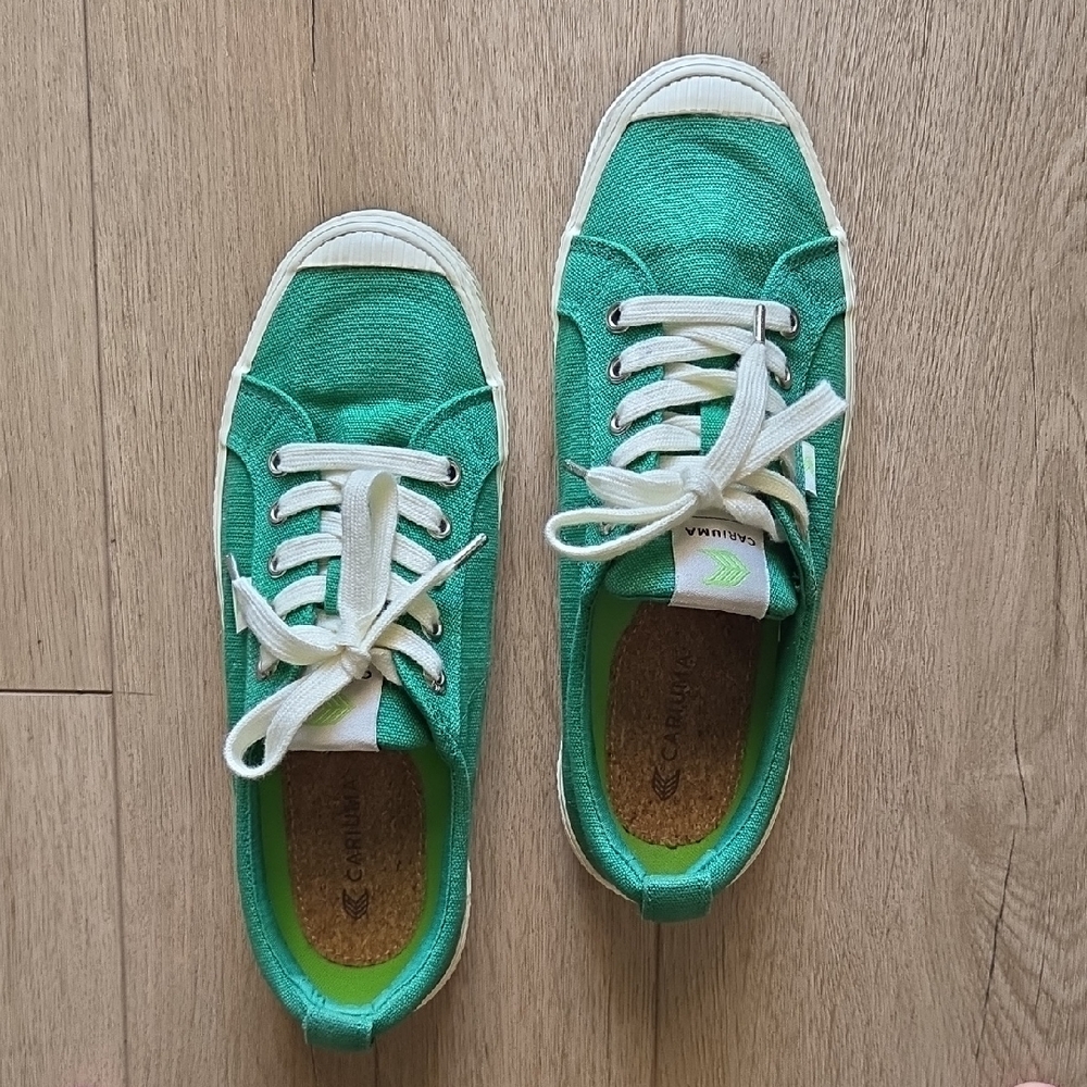 Cariuma Green and White Sneakers